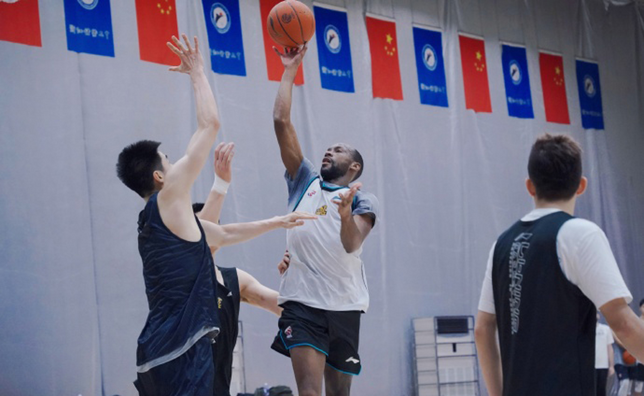 外援球员合练，展现出色状态