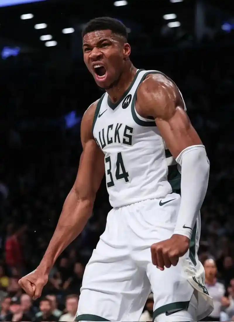 雄鹿队全队发挥出色，轻取强敌领跑！的简单介绍