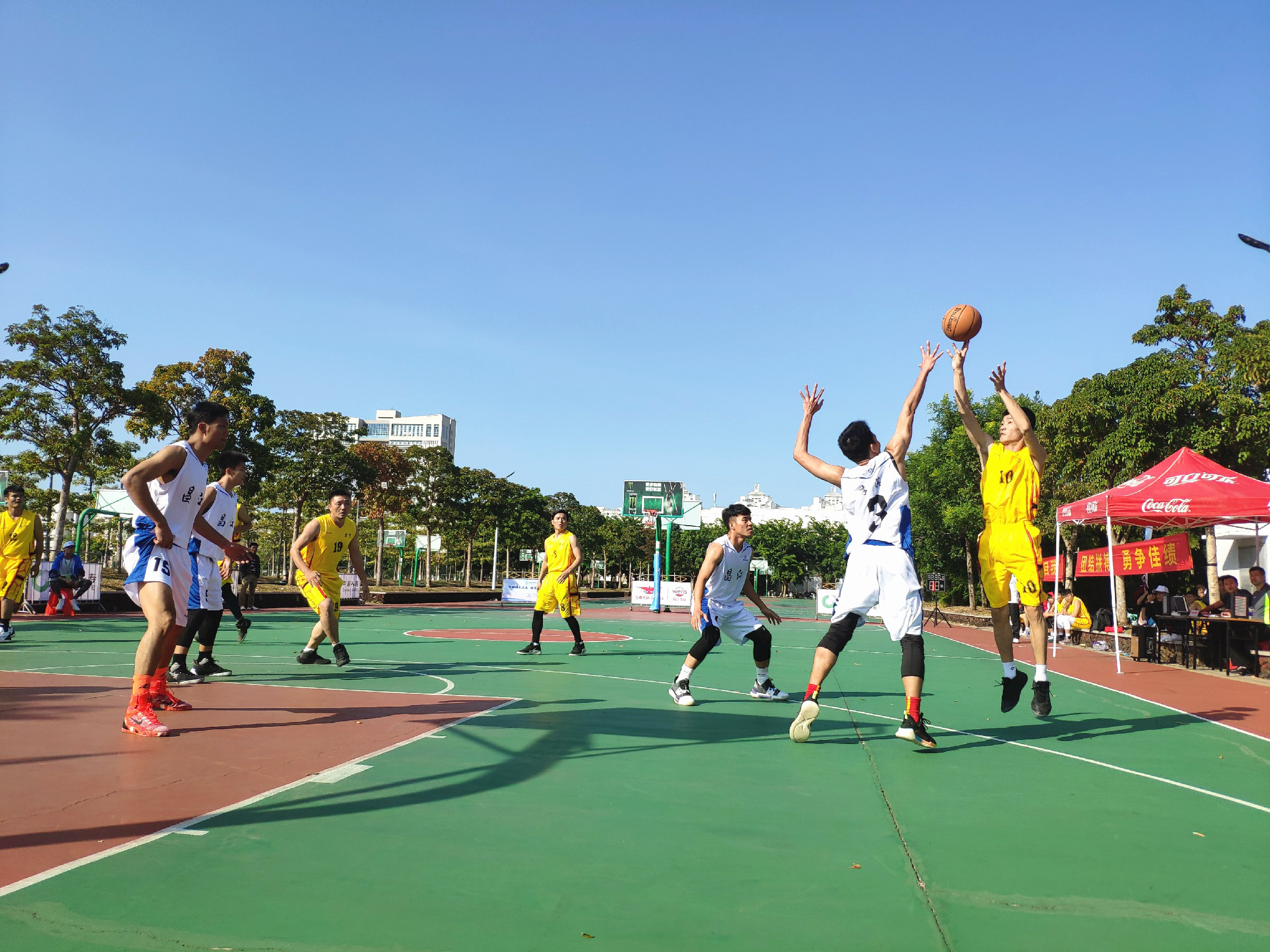 国际篮球比赛中场外热度达到巅峰