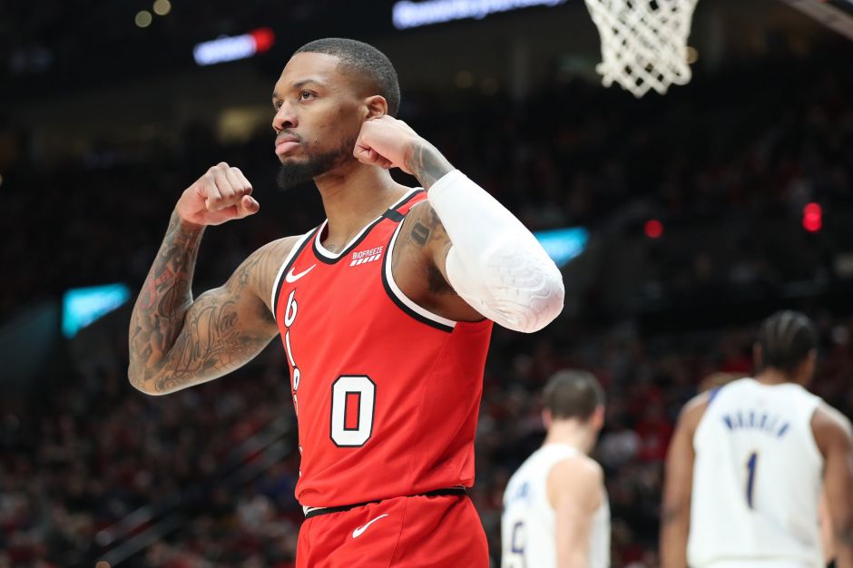 开拓者队控卫利拉德在比赛中展现超强得分能力 开拓者队控卫利拉德在比赛中展现超强得分能力