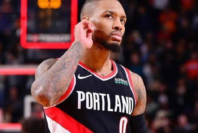 开拓者队控卫利拉德在比赛中展现超强得分能力 开拓者队控卫利拉德在比赛中展现超强得分能力