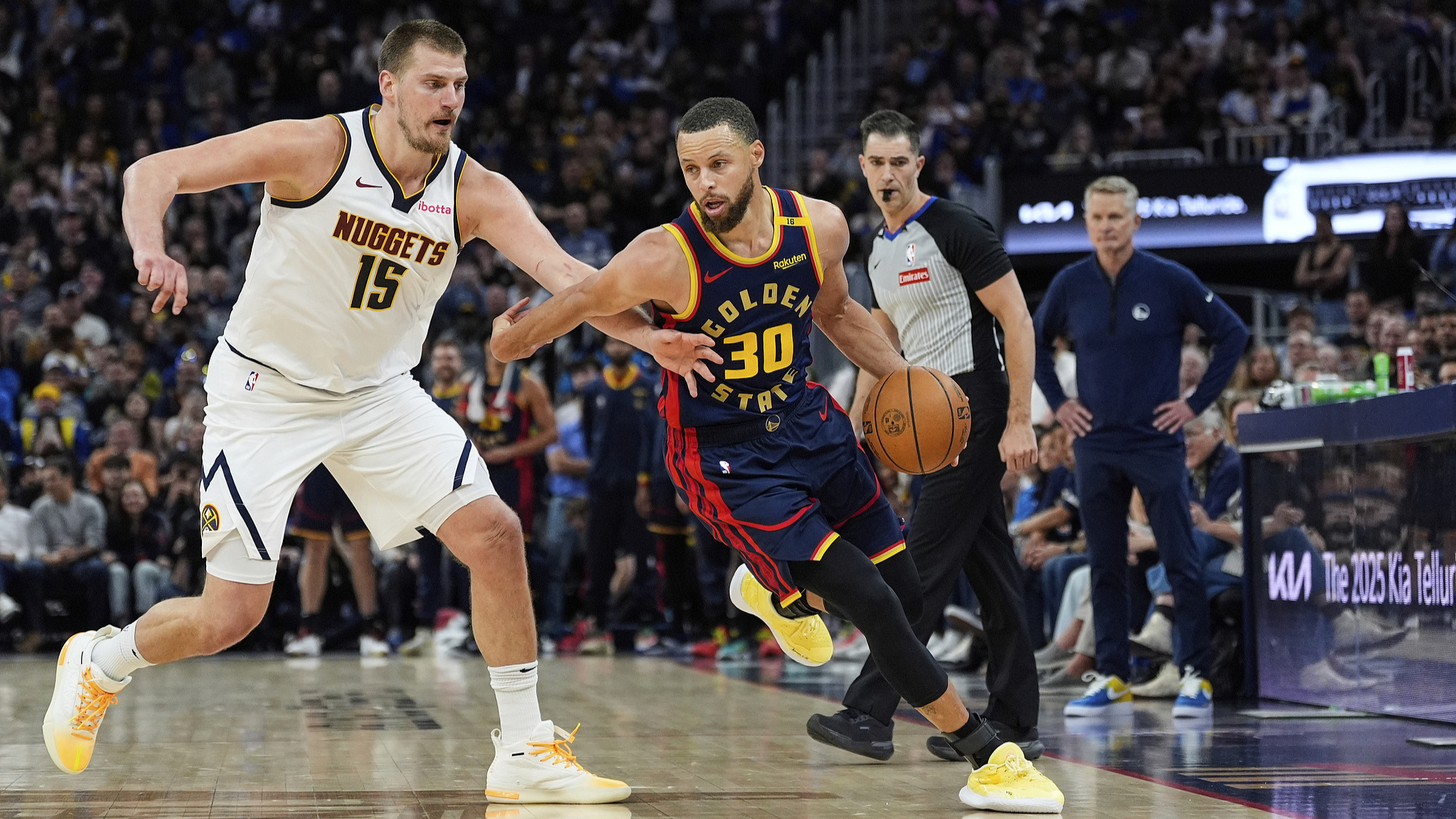 勇士客场击败掘金,继续领跑联盟 勇士客场击败掘金,继续领跑联盟