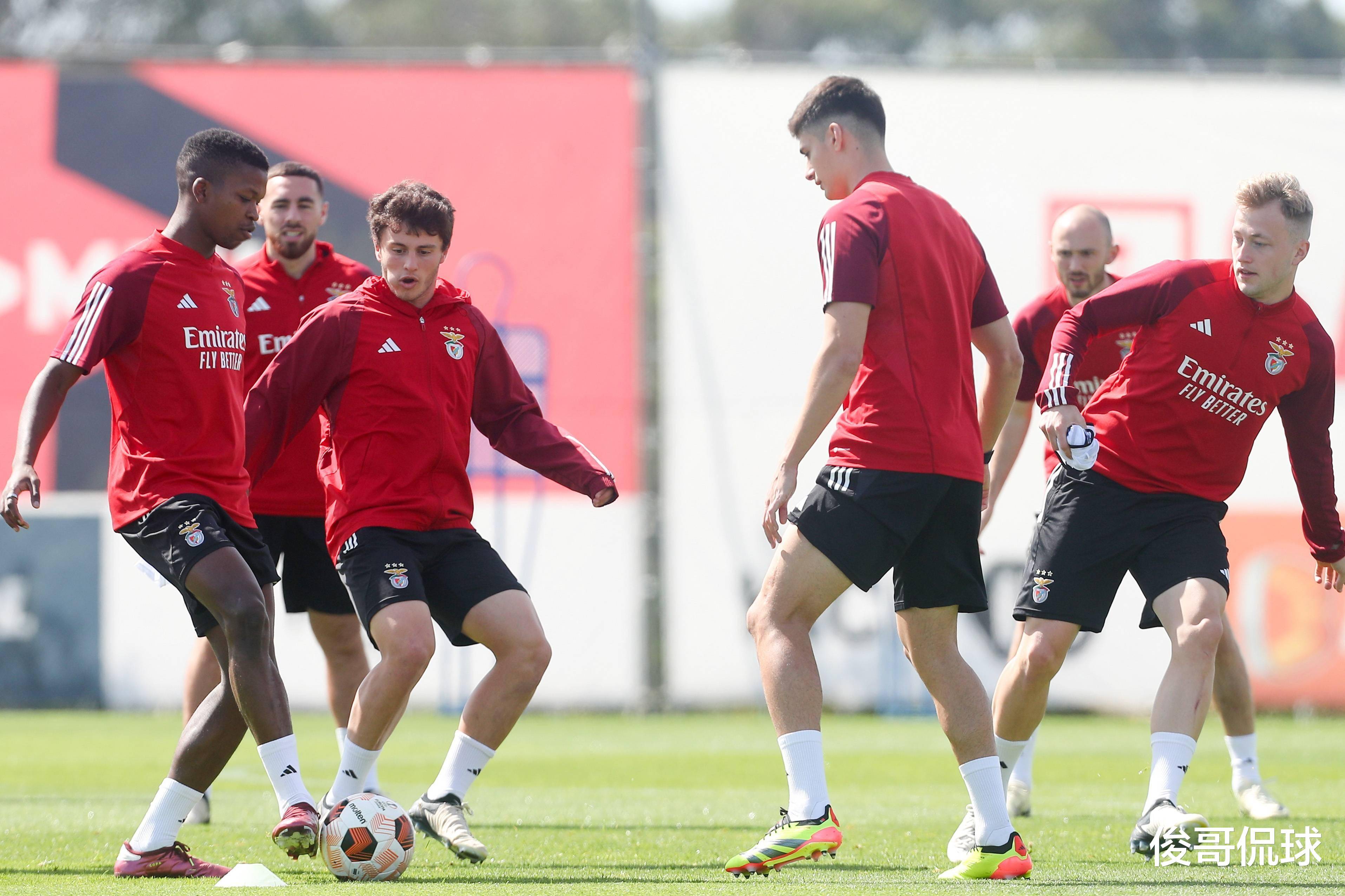 巴塞罗那后防实力雄厚,被誉为球队守护神 巴塞罗那后防实力雄厚,被誉为球队守护神