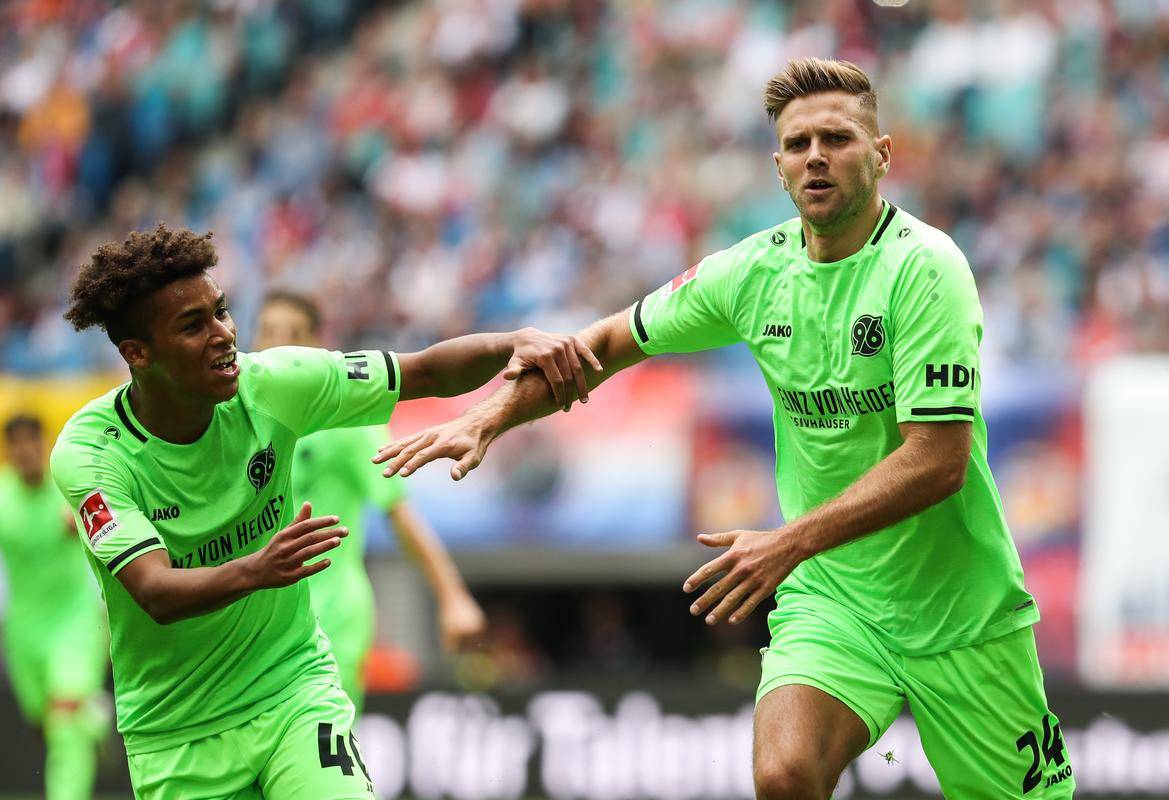 沙尔克战平对手,争议判罚引发热议 沙尔克战平对手,争议判罚引发热议