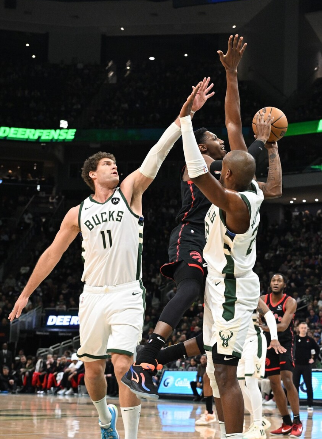 猛龙客场击败雄鹿,取得1-0领先 猛龙客场击败雄鹿,取得1-0领先