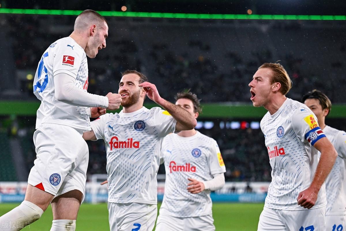 沃尔夫斯堡后卫后防出色,客场逆转击败对手 沃尔夫斯堡后卫后防出色,客场逆转击败对手