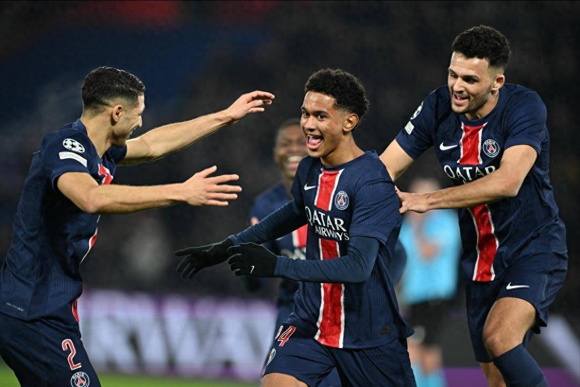 巴黎圣日耳曼与曼联在欧冠联赛中展开激烈对决 巴黎圣日耳曼与曼联在欧冠联赛中展开激烈对决