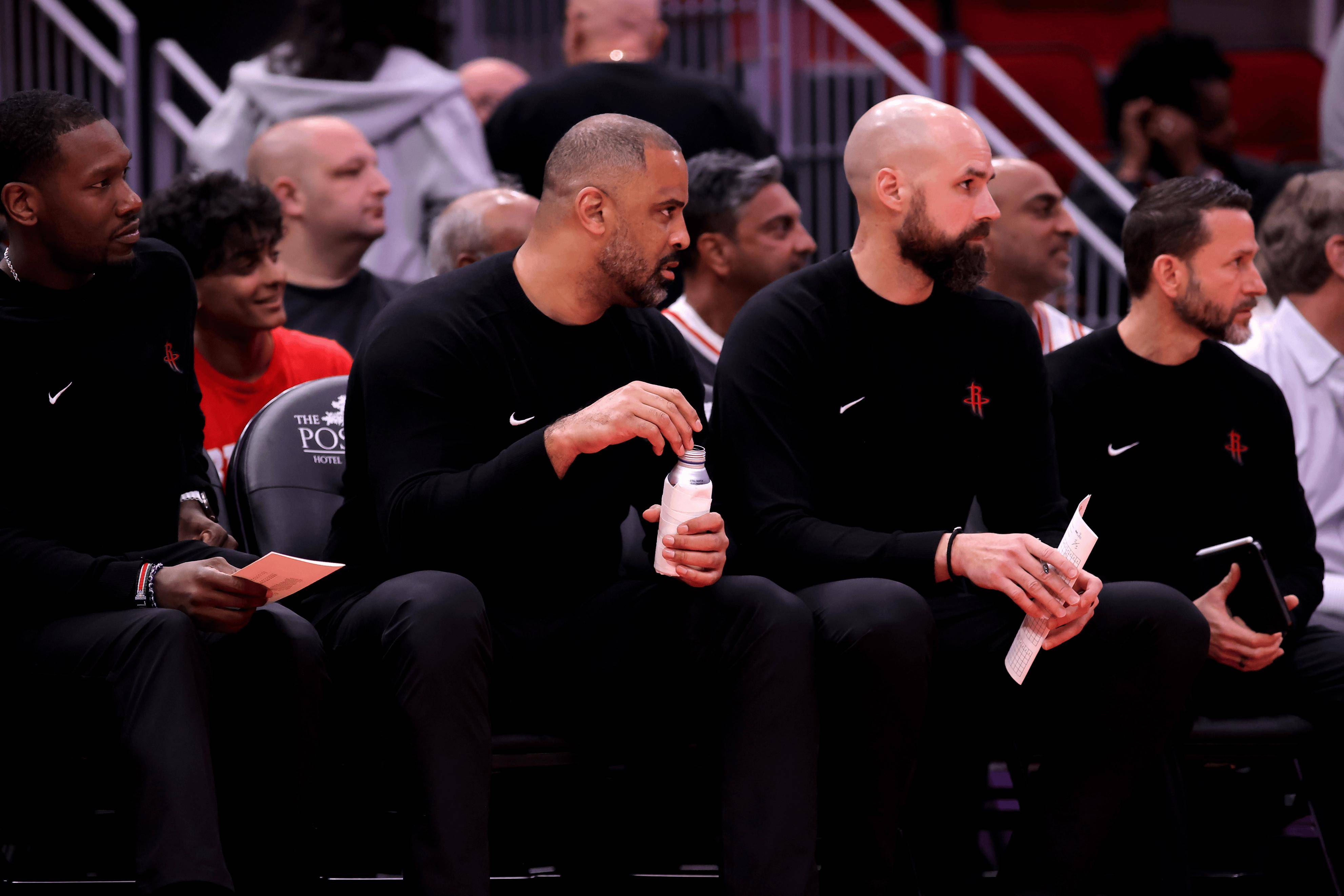 火箭客场力克老鹰,送对手三连败 火箭客场力克老鹰,送对手三连败