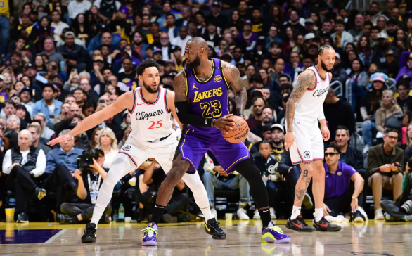 快船战胜湖人,取得四连胜 快船战胜湖人,取得四连胜