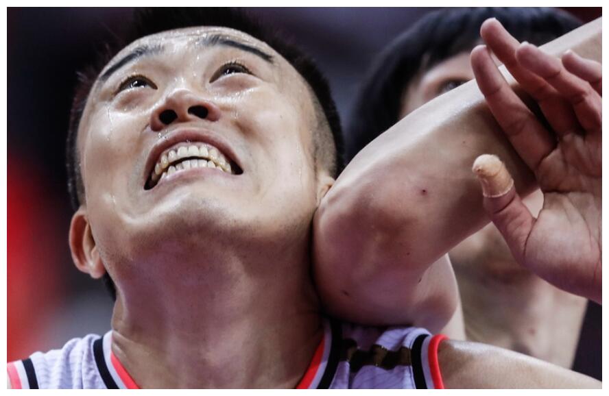 包含中国队鏖战韩国队，郑思维状态火热的词条